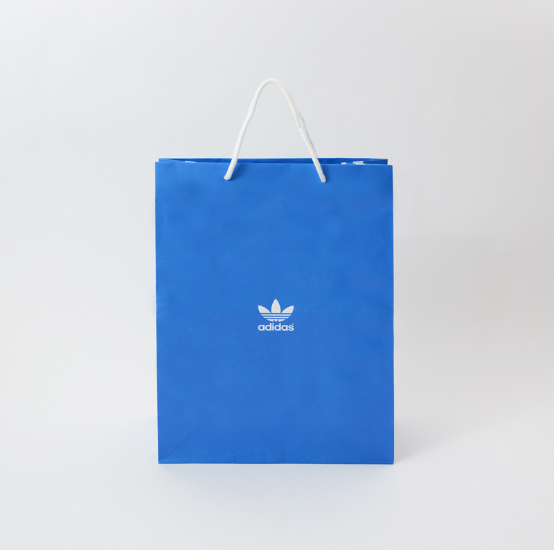爽やかなブルーが印象的な紙袋