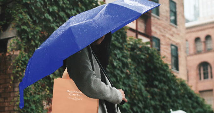 雨の日もオシャレな紙袋を持ち歩きたい!雨に強い紙袋とは?を読む