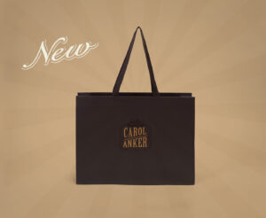 新作のサンプル紙袋が登場！スーツブランド「CAROL ANKER」のオリジナル紙袋