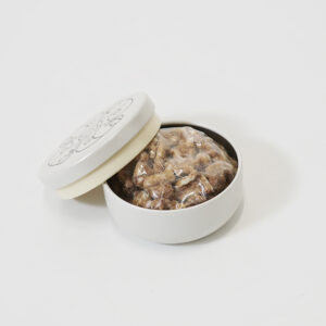 蓋の内側にゴム素材が使われた密閉性の高い缶のオリジナルパッケージ