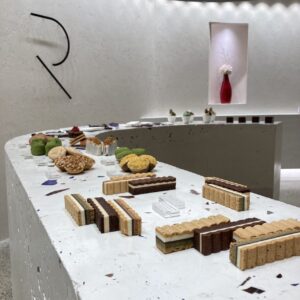 美術館のような空間を演出する店舗内装
