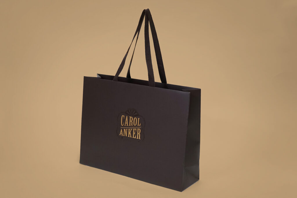 新作のサンプル紙袋が登場！スーツブランド「CAROL ANKER」のオリジナル紙袋