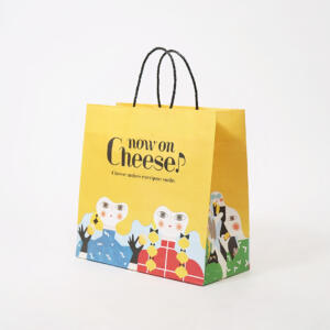 フルカラー印刷で鮮やかに表現された、ポップなカラーリングとイラストがかわいい、チーズスイーツ専門店のオリジナル紙袋