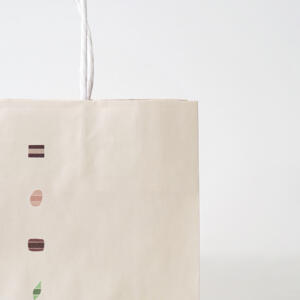 棹菓子のイラストの可愛らしい色合いをフルカラー印刷で表現した、老舗和菓子屋のオリジナル紙袋