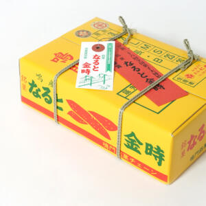 さつまいもを出荷するダンボールをモチーフにした、徳島菓子土産店の紙素材の箱型パッケージ