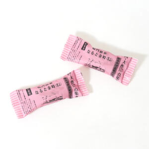 受賞した全国菓子大博覧会の新聞記事がデザインされた、徳島菓子土産店の個包装パッケージ