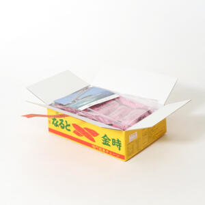 さつまいもを出荷するダンボールをモチーフにした、徳島菓子土産店の紙素材の箱型パッケージ