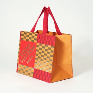 ハイブランドと有名おもちゃブロックメーカーの箔押し(浮き出し加工)が目を惹く、限定コラボのオリジナル紙袋