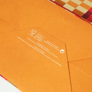 ハイブランドと有名おもちゃブロックメーカーが、サステナビリティへの取り組みを表現した、限定コラボのオリジナル紙袋