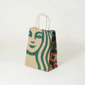 未晒のクラフト紙にイルミネーションのような絵柄が印刷された、コーヒーショップのクリスマスシーズン限定のオリジナル紙袋
