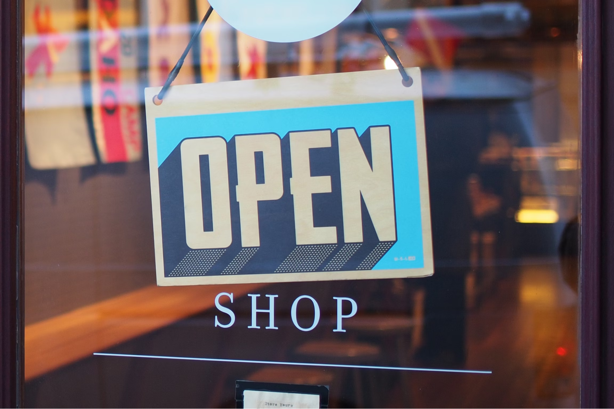 ポップが設置された明るい店内の様子