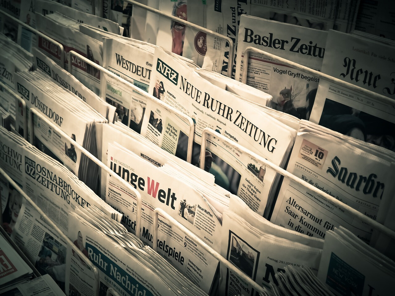 新聞紙を使って作られたエコで個性的な紙袋
