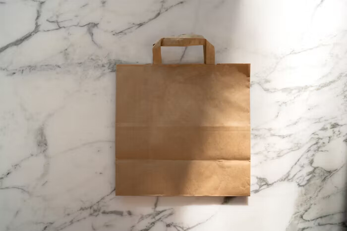 店舗での買い物シーンとショッパーマーケティングのイメージ