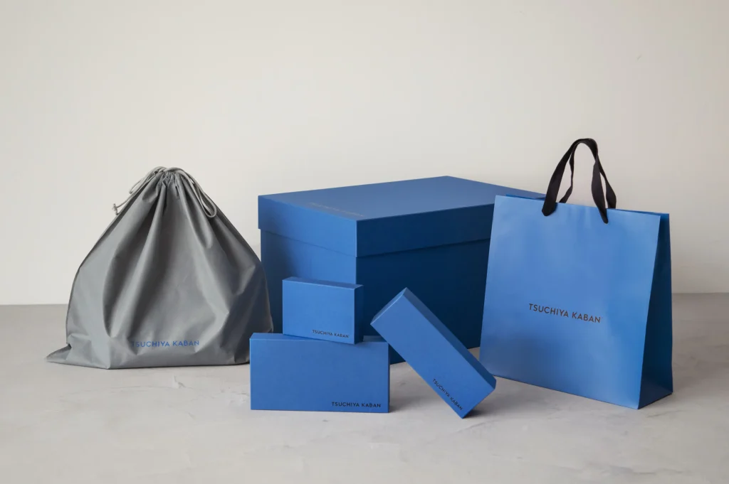 土屋鞄のブランドカラー「TSUCHIYA BLUE」をあしらったオリジナル紙袋