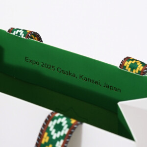 大阪・関西万博 トルクメニスタンパビリオンの口折り部分に「Expo 2025 Osaka, Kansai, Japan」の文字が描かれたオリジナル紙袋